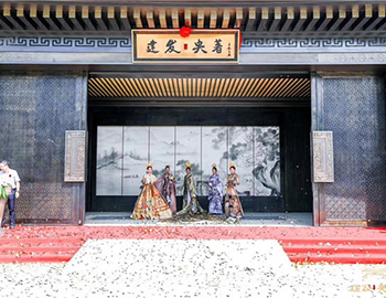 【建發(fā)·央著】國境盛啟，誰在為世界立著？！